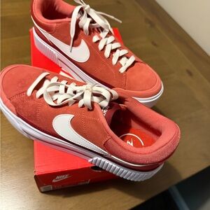 Nike Court Legacy Lift in Bold Red